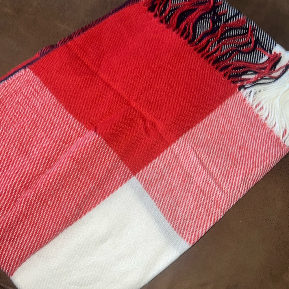 New In Package Wander Agio Scarf